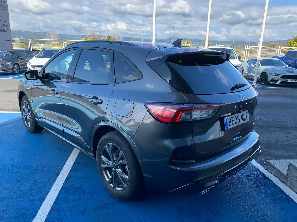 Usado Ford Kuga ST-Line 226 CV (166 kW) 2023 Gris SUV