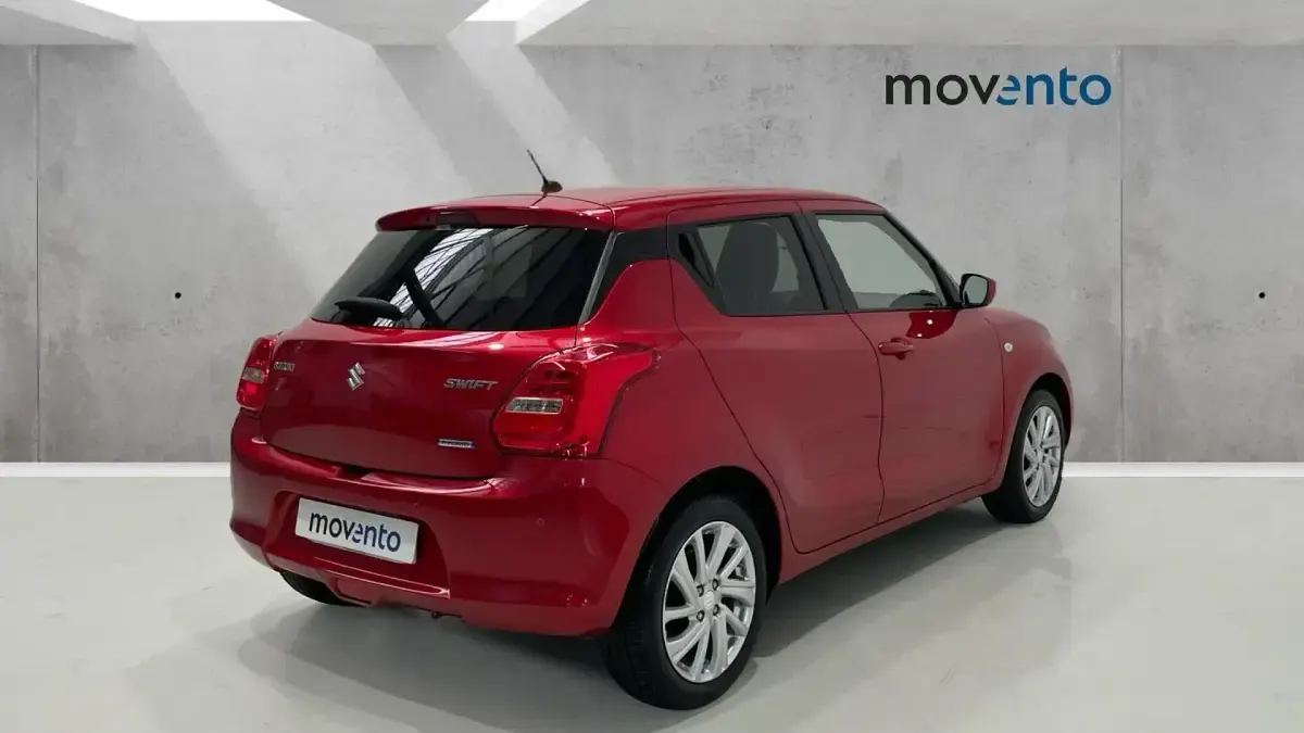 Usado Suzuki Swift 83 CV (61 kW) 2022 Rojo Utilitario