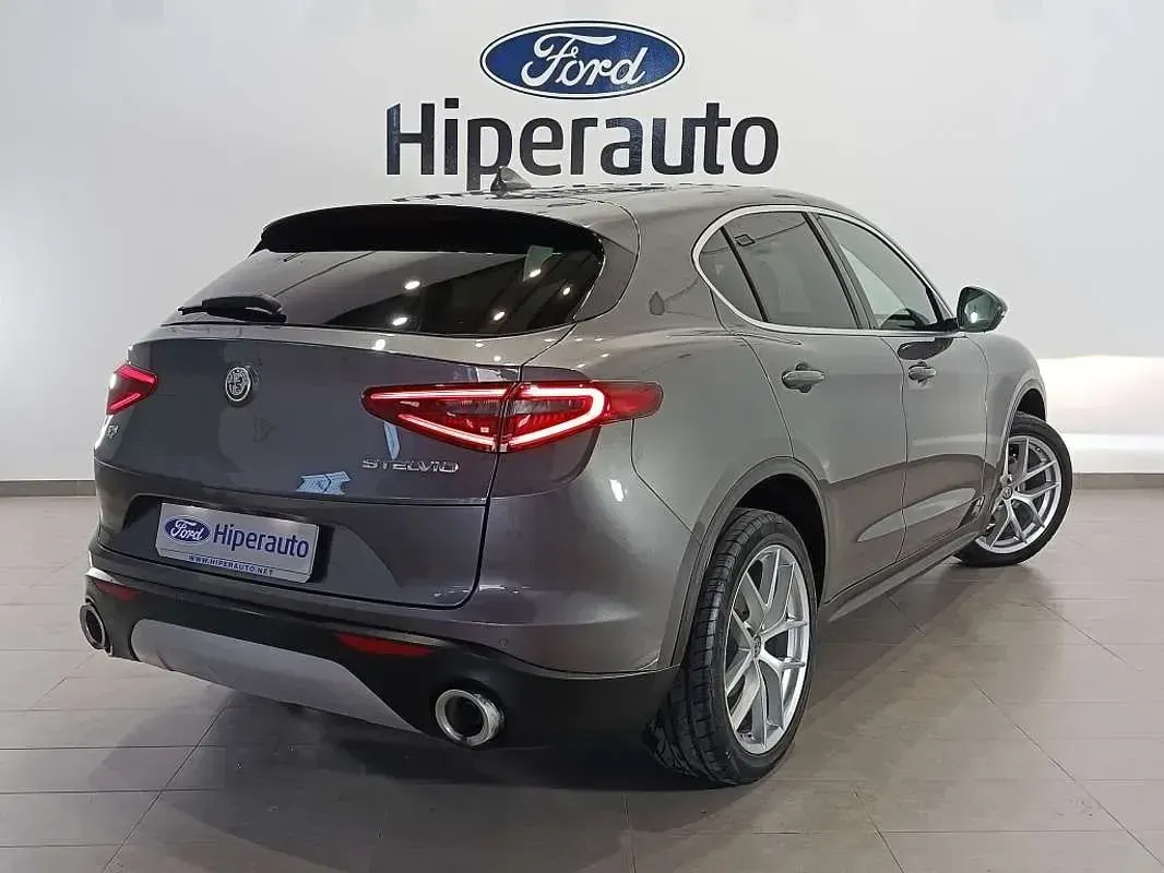 Usado Alfa Romeo Stelvio Executive 209 CV (153 kW) 2020 Gris SUV