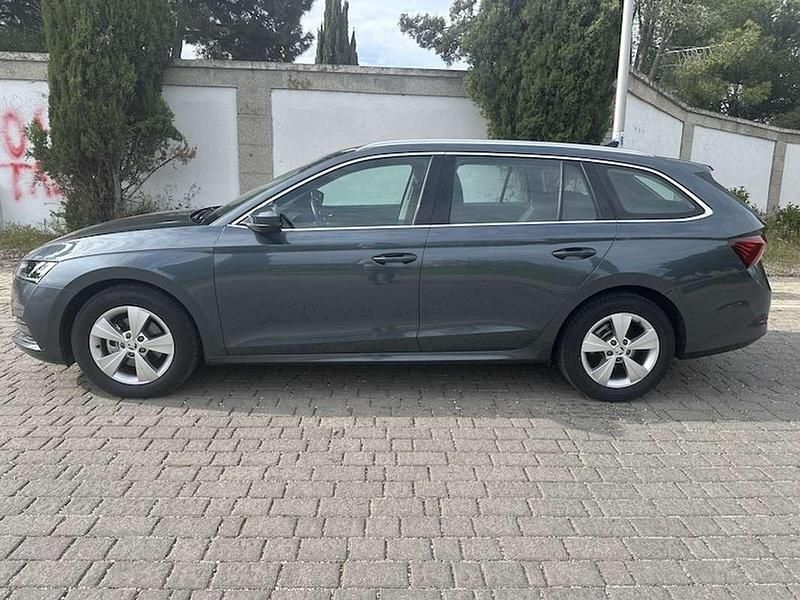 Usado Skoda Octavia Ambition 150 CV (110 kW) 2021 Gris Familiar