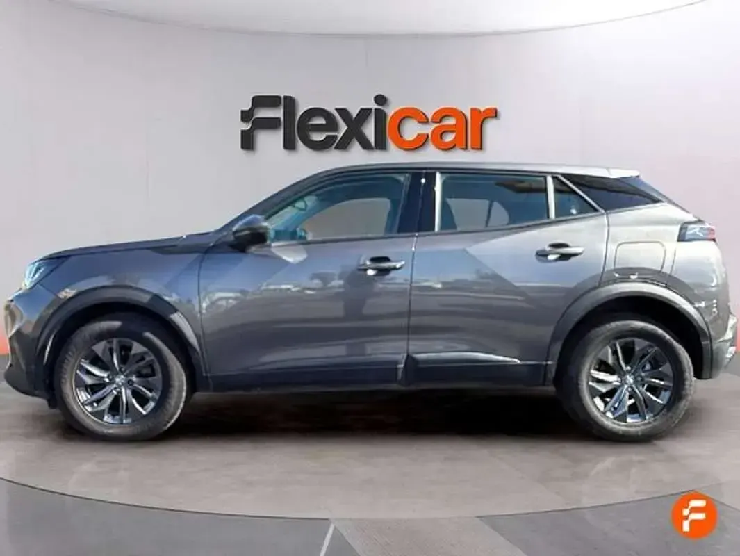 Usado Peugeot 2008 Active 110 CV (80 kW) 2021 Gris SUV