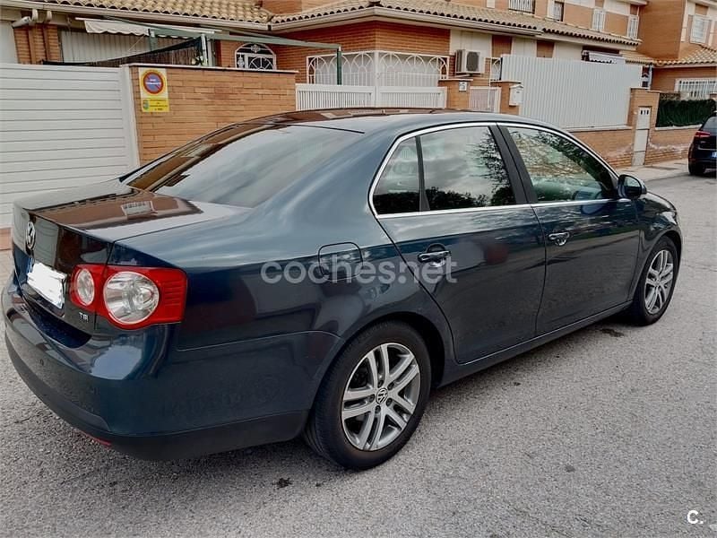 Usado VW Jetta Highline 122 CV (89 kW) 2009 Azul Berlina