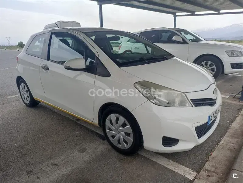 Usado Toyota Yaris Live 90 CV (66 kW) 2012 Blanco Utilitario