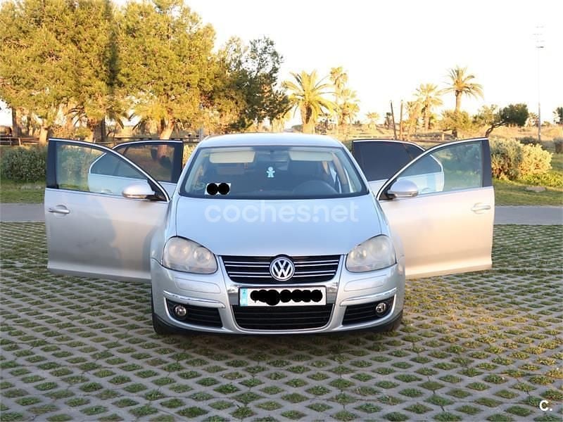 Usado VW Jetta Trendline 105 CV (77 kW) 2006 Gris / plata Berlina