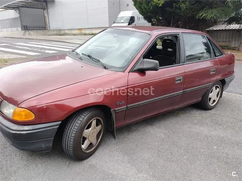 Usado Opel Astra 100 CV (73 kW) 1994 Granate Berlina