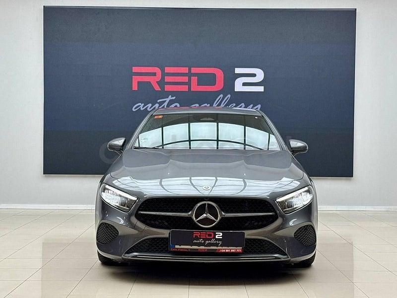 Usado Mercedes A180 136 CV (100 kW) 2023 Gris / plata Berlina