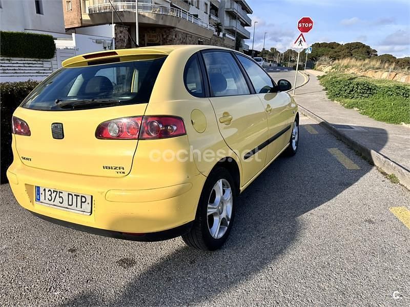 Usado Seat Ibiza 100 CV (73 kW) 2005 Amarillo Utilitario