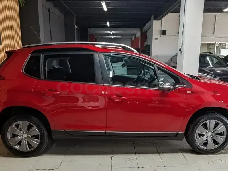 Usado Peugeot 2008 Style 100 CV (73 kW) 2017 Granate SUV