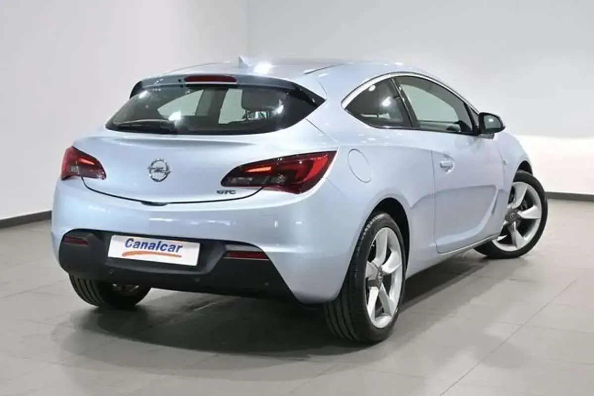 Usado Opel Astra GTC Sportive 136 CV (100 kW) 2016 Gris Utilitario