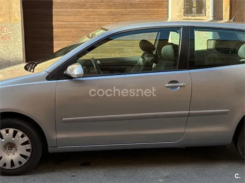 Usado VW Polo United 100 CV (73 kW) 2008 Gris / plata Utilitario
