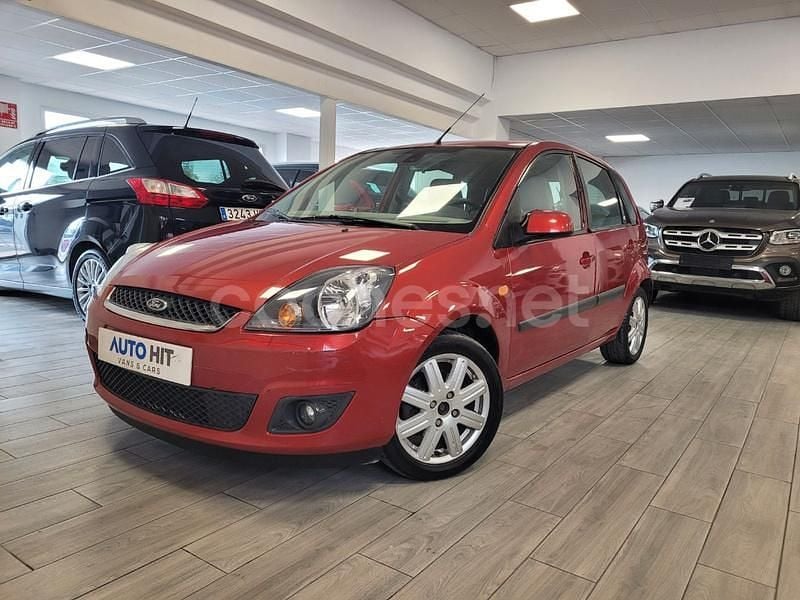 Usado Ford Fiesta Ghia 90 CV (66 kW) 2005 Granate Utilitario