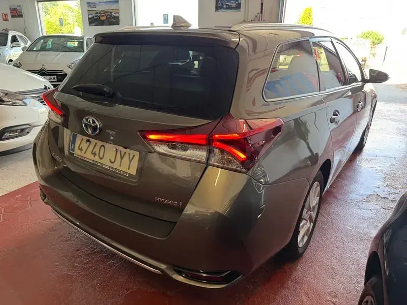 Usado Toyota Auris Hybrid Business Edition 136 CV (100 kW) 2017 Beige Familiar