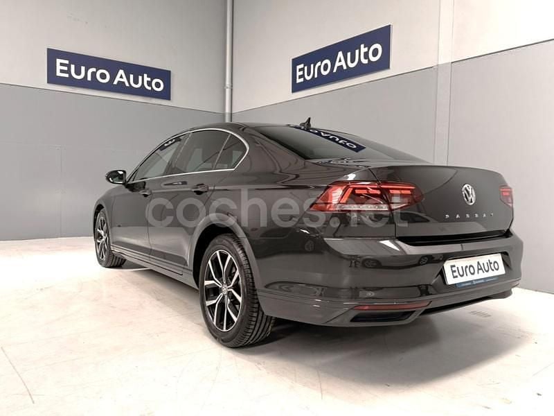 Usado VW Passat Executive 120 CV (88 kW) 2020 Gris / plata Berlina