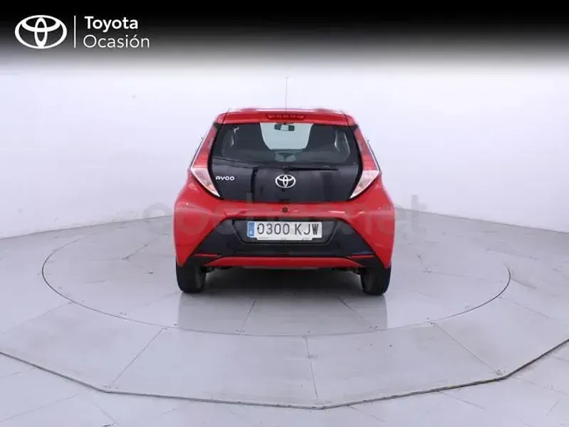 Usado Toyota Aygo X-play 69 CV (50 kW) 2018 Rojo Utilitario