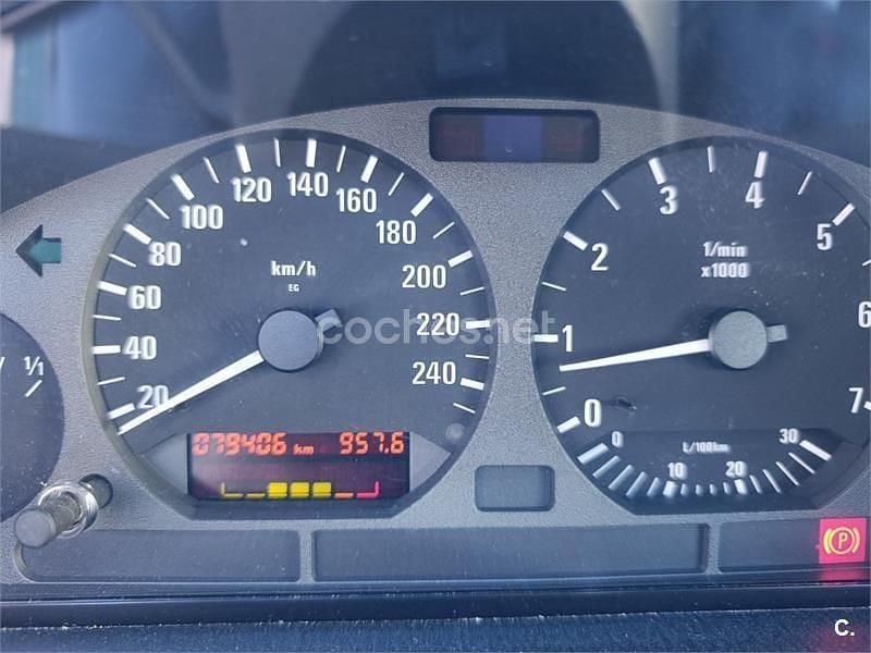 Usado BMW 318 115 CV (84 kW) 1997 Negro Familiar