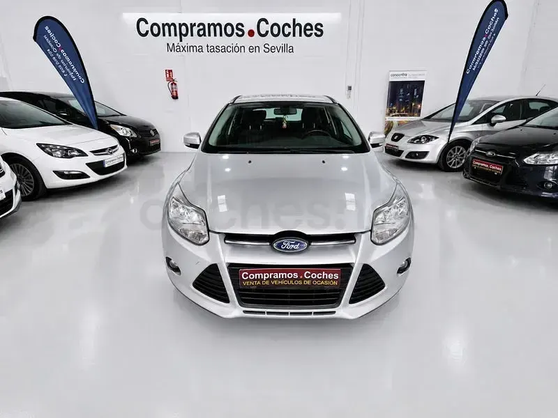 Usado Ford Focus Trend 90 CV (66 kW) 2011 Gris / plata Berlina