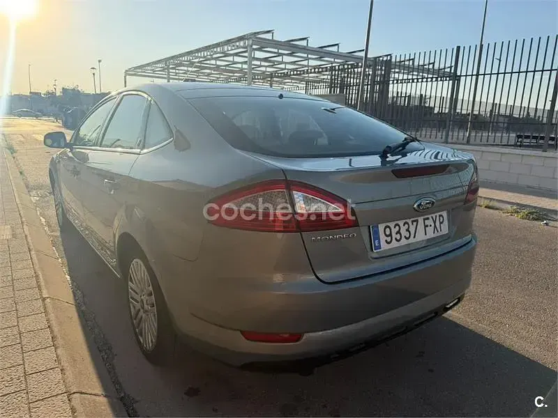 Usado Ford Mondeo Ghia 140 CV (102 kW) 2007 Gris / plata Berlina