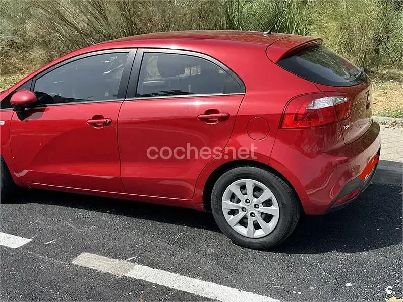 Usado Kia Rio 85 CV (62 kW) 2014 Rojo Berlina