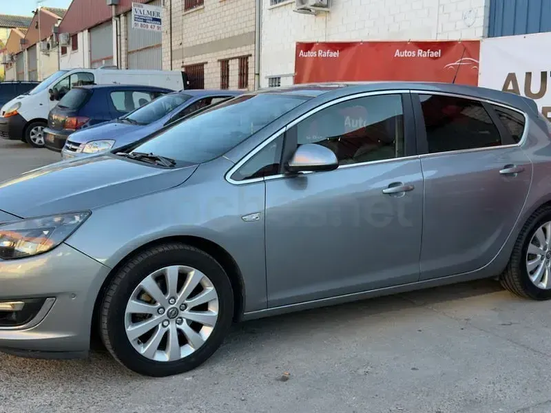 Usado Opel Astra Excellence 130 CV (95 kW) 2014 Gris / plata Berlina