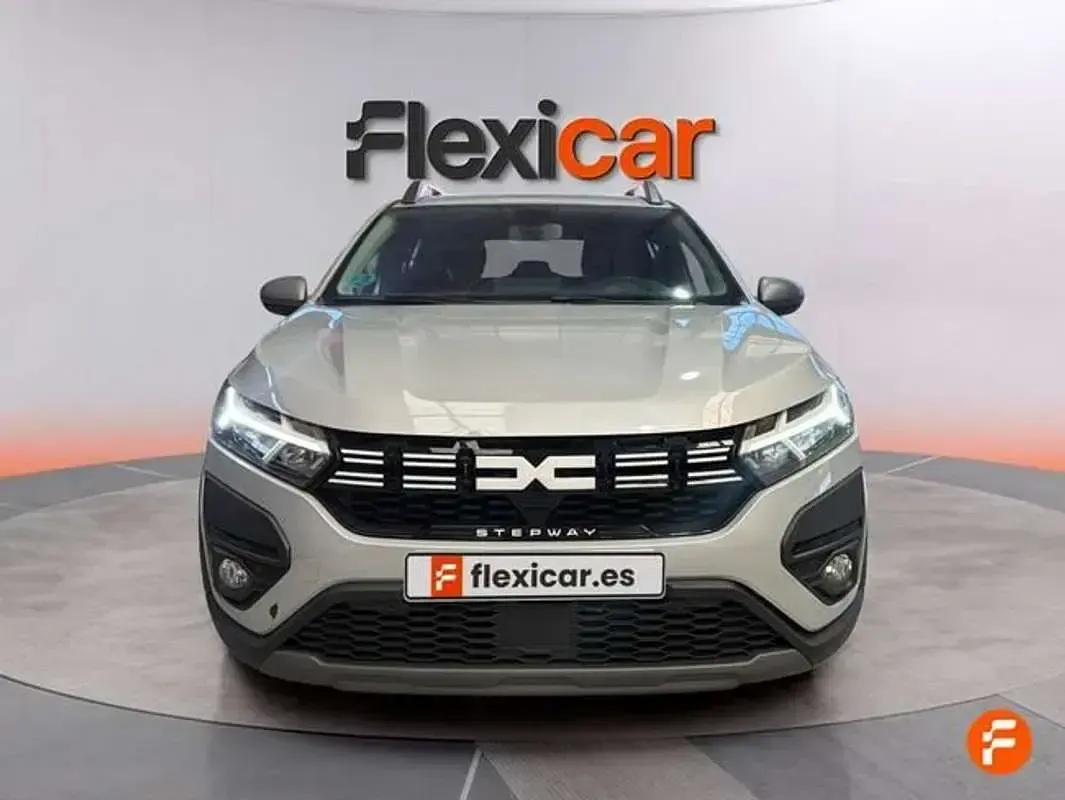 Usado Dacia Sandero Essentiel 91 CV (66 kW) 2023 Gris Utilitario