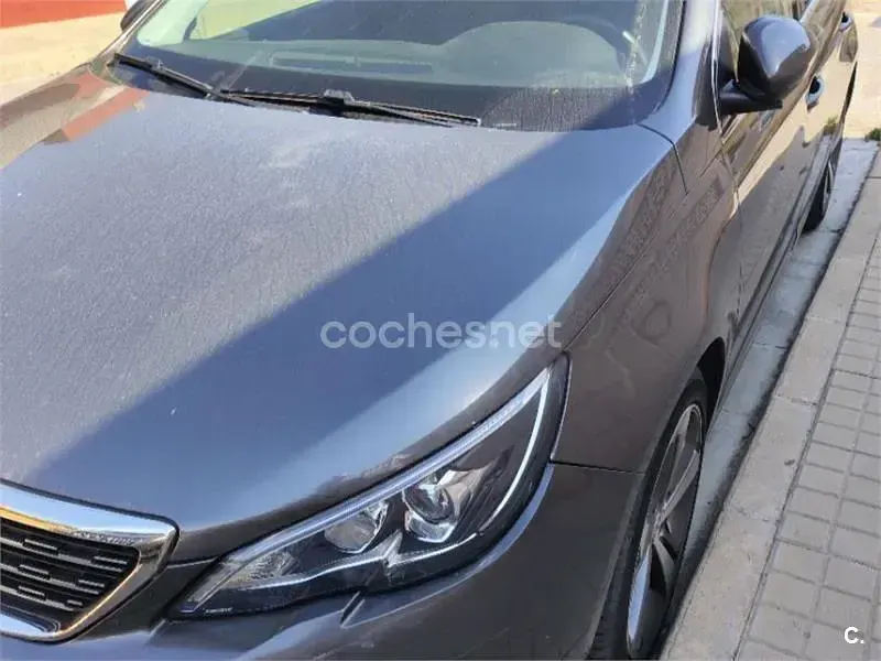 Usado Peugeot 308 Allure 99 CV (72 kW) 2018 Gris / plata Berlina