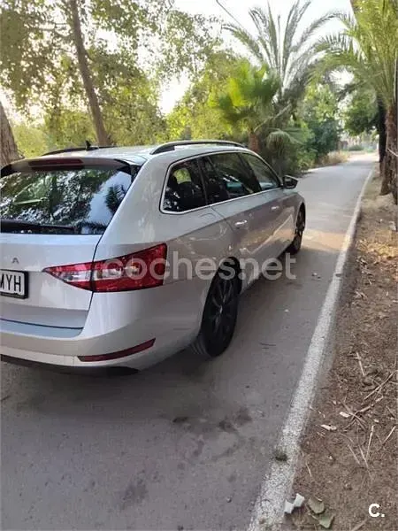 Usado Skoda Superb Ambition 150 CV (110 kW) 2022 Gris / plata Familiar