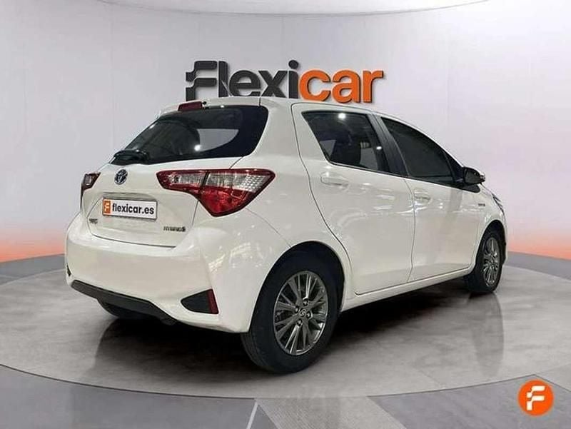 Usado Toyota Yaris Hybrid Active 100 CV (73 kW) 2020 Blanco Utilitario