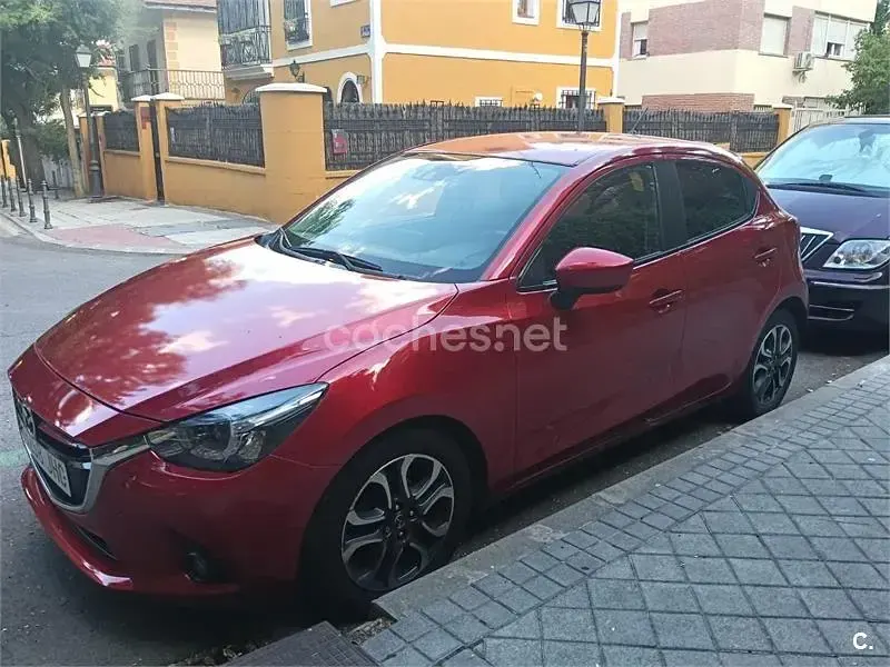 Usado Mazda 2 Luxury 90 CV (66 kW) 2015 Rojo Berlina