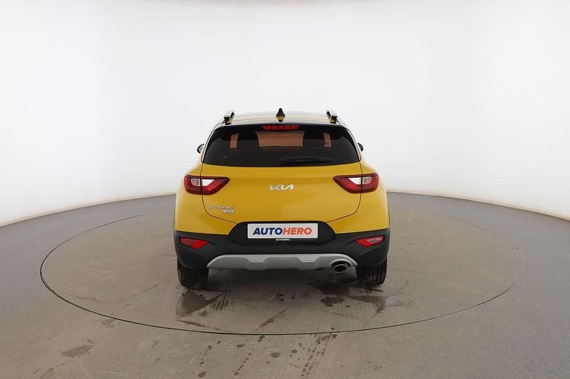 Usado Kia Stonic 120 CV (88 kW) 2022 Amarillo SUV