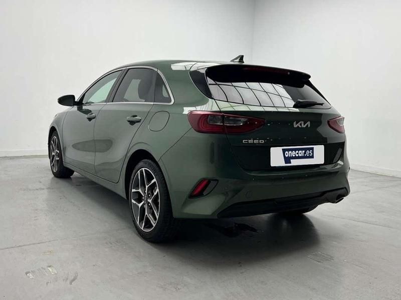 Usado Kia Ceed 101 CV (74 kW) 2023 Verde Utilitario