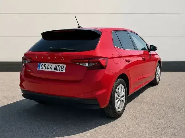 Usado Skoda Fabia Selection 95 CV (69 kW) 2024 Rojo Utilitario