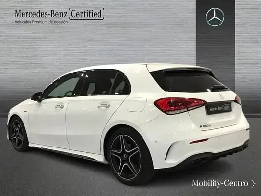 Usado Mercedes A180 AMG line 116 CV (85 kW) 2021 Blanco Berlina