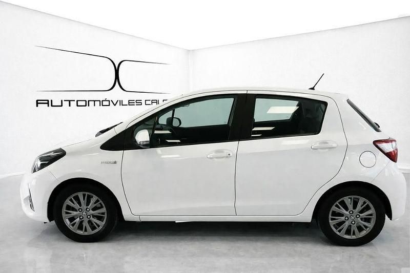 Usado Toyota Yaris Hybrid Active 100 CV (73 kW) 2020 Blanco Berlina