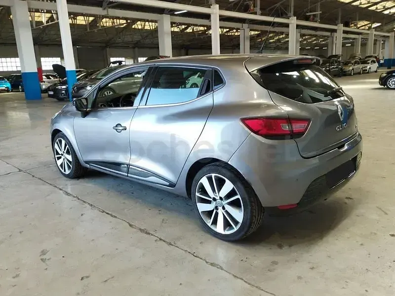 Usado Renault Clio IV Expression 90 CV (66 kW) 2015 Gris / plata Berlina