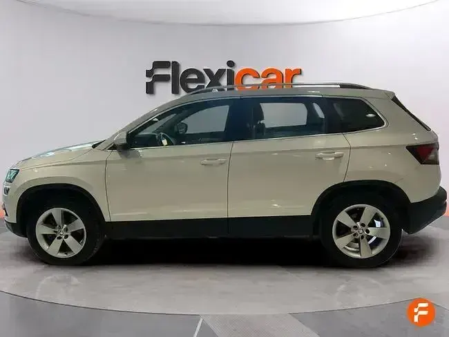 Usado Skoda Karoq Ambition 150 CV (110 kW) 2021 Blanco SUV