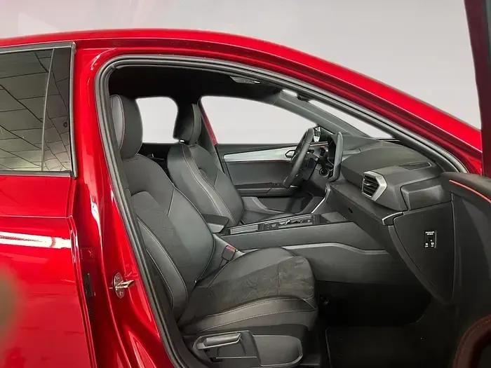 Usado Seat Leon FR 204 CV (150 kW) 2025 Rojo Berlina