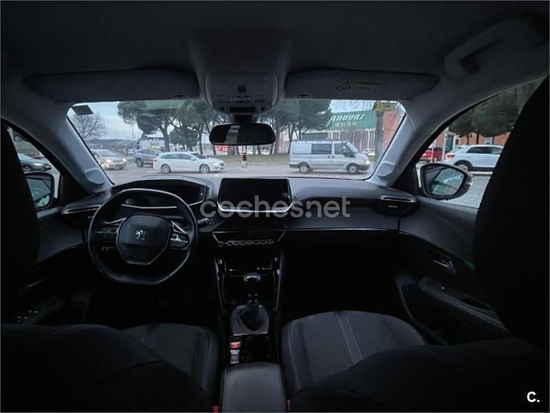 Usado Peugeot 208 Allure 100 CV (73 kW) 2020 Granate Utilitario
