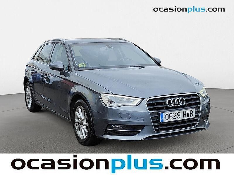 Usado Audi A3 Attraction 105 CV (77 kW) 2014 Gris Berlina