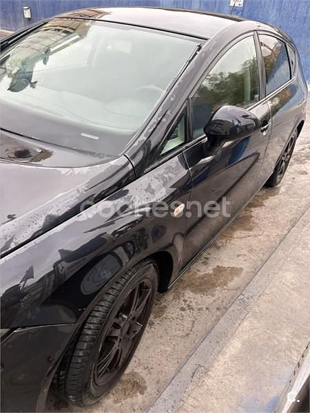 Usado Seat Leon Reference 105 CV (77 kW) 2011 Negro Utilitario