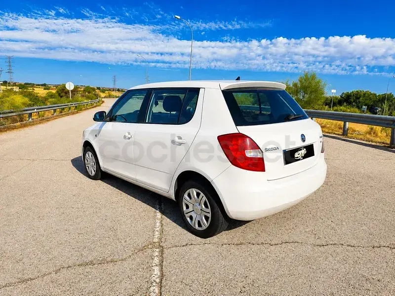 Usado Skoda Fabia Ambition 75 CV (55 kW) 2013 Blanco Berlina