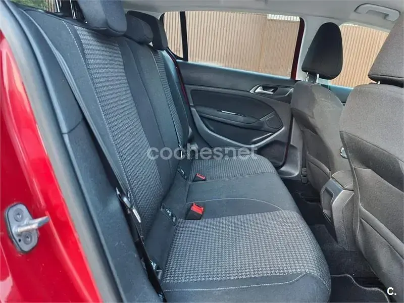 Usado Peugeot 308 Allure 120 CV (88 kW) 2017 Rojo Berlina