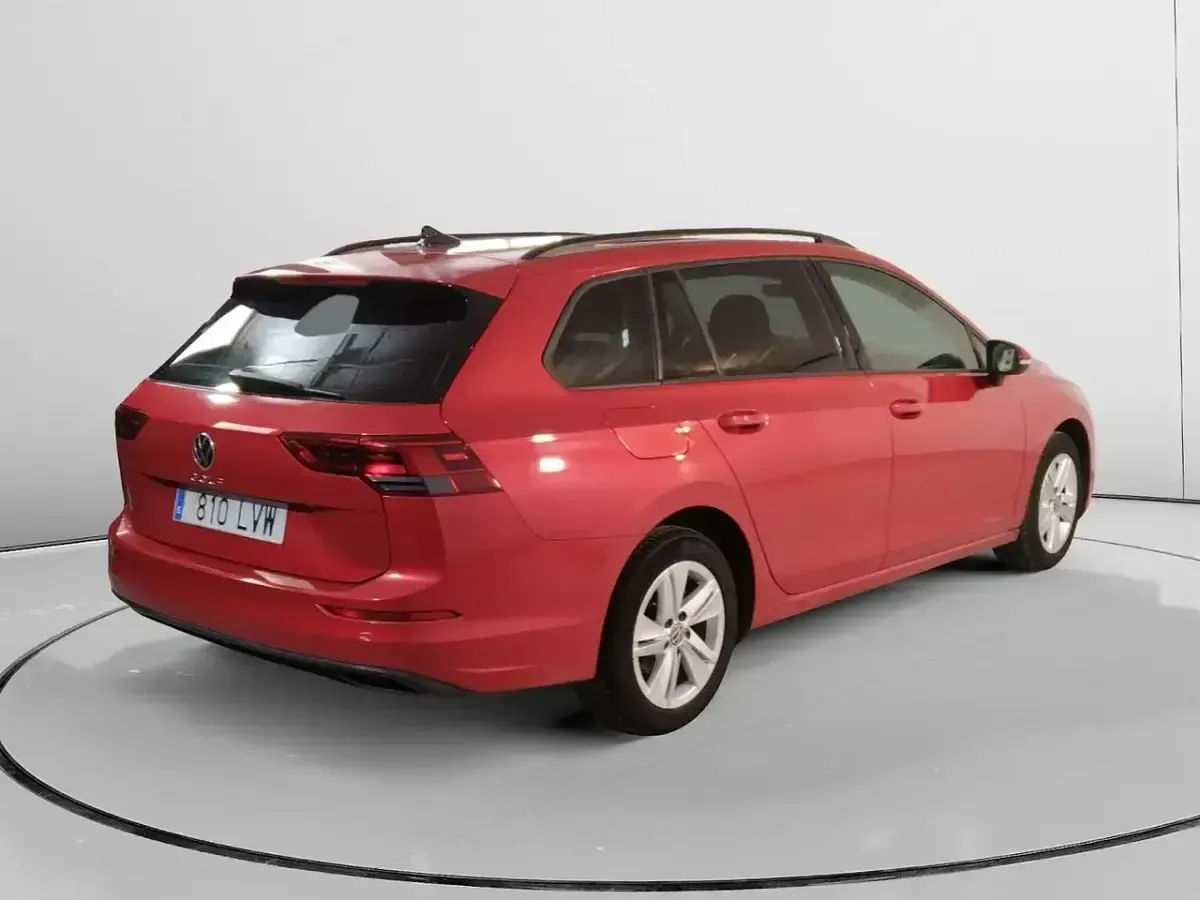Usado VW Golf VIII Life 115 CV (84 kW) 2022 Rojo Familiar