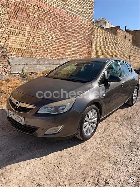 Usado Opel Astra Sportive 110 CV (80 kW) 2013 Negro Berlina