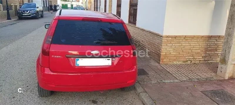 Usado Ford Fiesta Trend 100 CV (73 kW) 2004 Rojo Utilitario