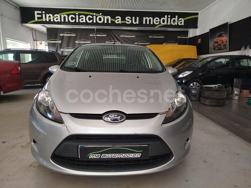Gris / plata Usado 2012 Ford Fiesta Titanium Utilitario | 6400 € (Precio justo) - Imagen 1/4