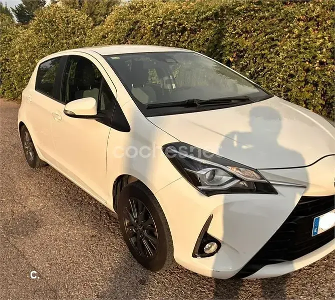 Usado Toyota Yaris Hybrid Business Edition 116 CV (85 kW) 2020 Blanco Berlina