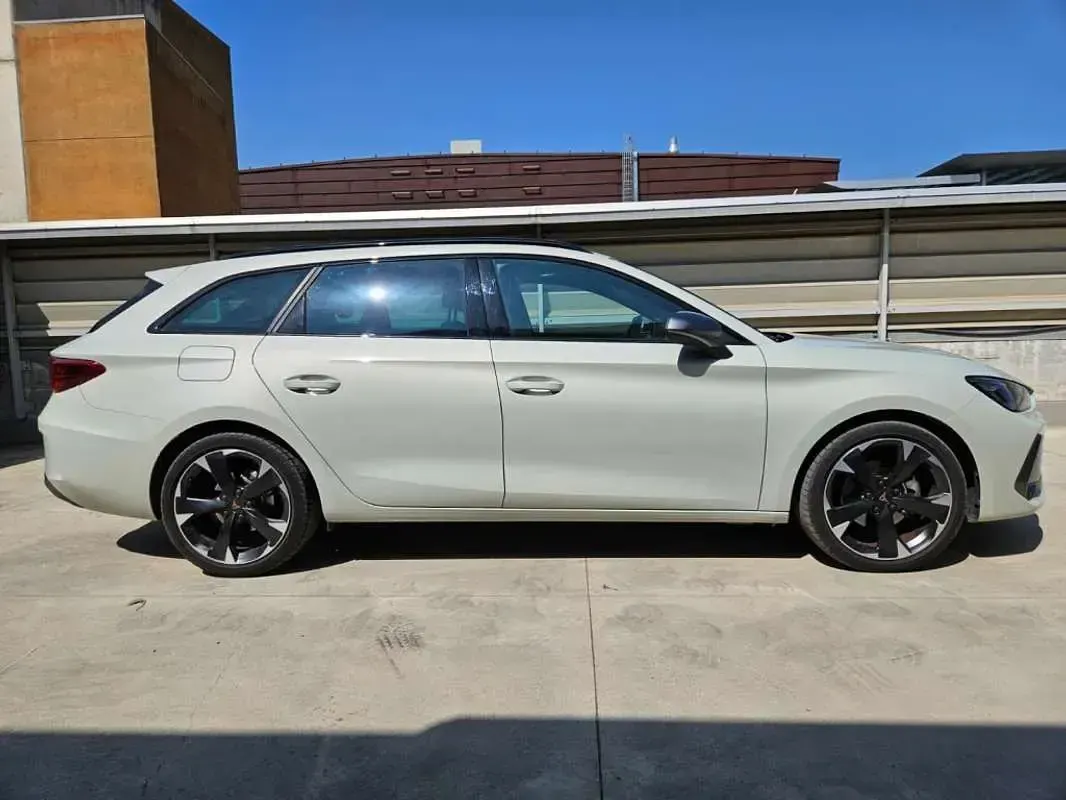 Usado Cupra Leon 150 CV (110 kW) 2025 Beige Familiar