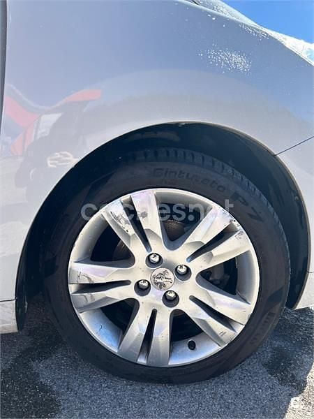 Usado Peugeot 5008 Allure 112 CV (82 kW) 2011 Blanco Monovolumen