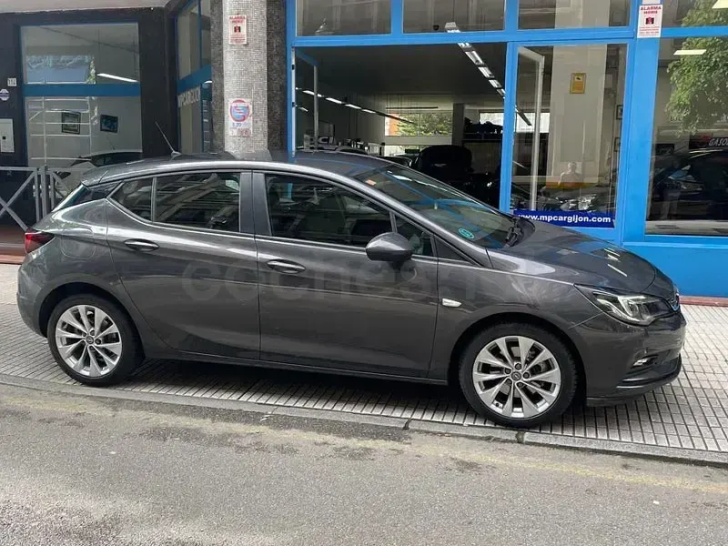 Usado Opel Astra Selective 110 CV (80 kW) 2016 Gris / plata Berlina