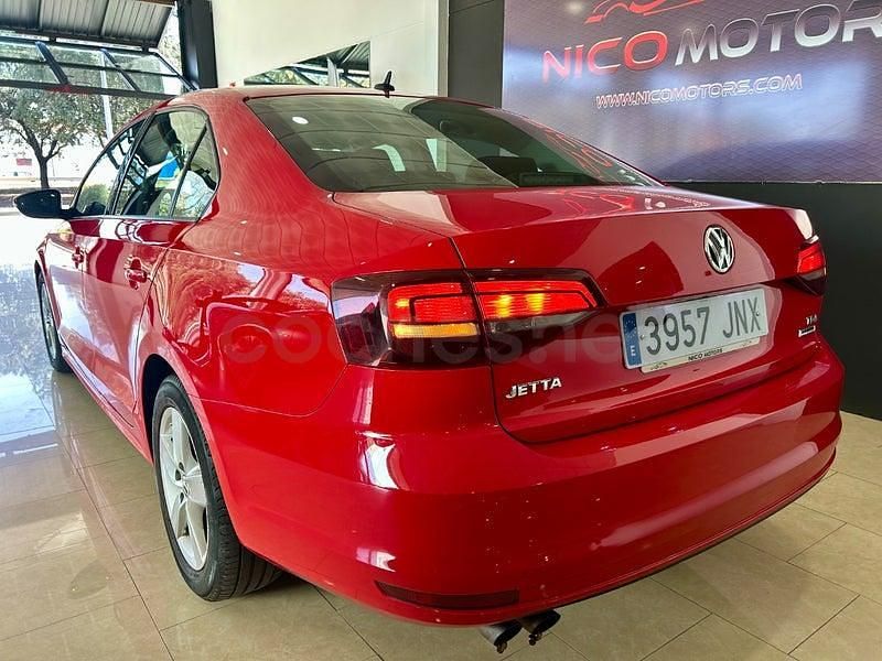 Usado VW Jetta Advance 110 CV (80 kW) 2016 Rojo Berlina